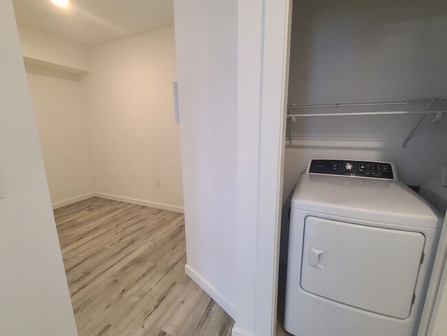 Building Photo - 1 BD with a Den/1 bath  Ground Floor Washe...