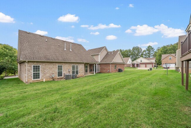 Building Photo - Pet Friendly in Sango!