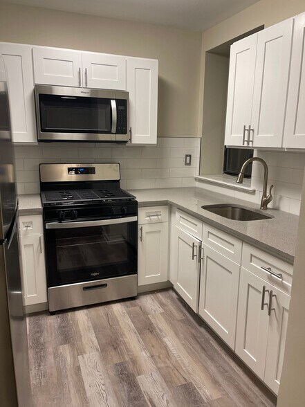 Building Photo - 581 Academy St