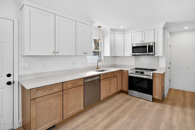 Building Photo - 10 Derry Ln