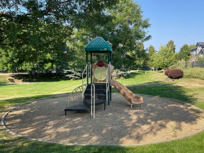 Building Photo - 2 bedroom, 3 bath townhome is now available. *5 MONTH LEASE WITH OPTION TO RENEW FOR 12*