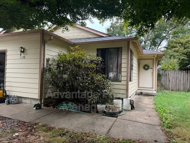 Building Photo - 1126 NE Conser Pl