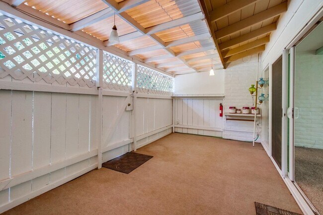 Building Photo - Large and bright condo in the Grossmont Vi...