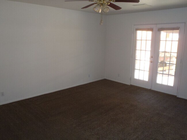 Building Photo - Spacious 3b 2 ba with a large backyard