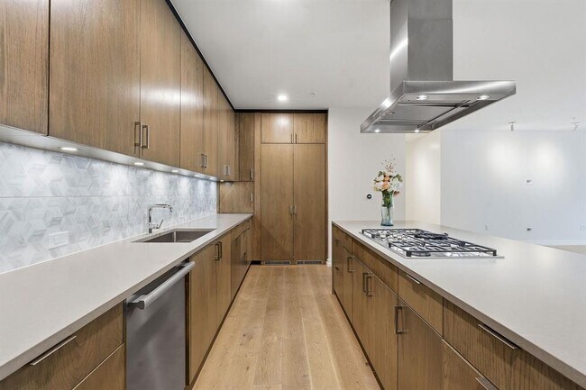 Building Photo - 1010 W 10th St