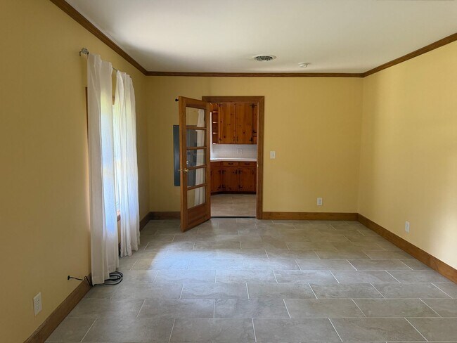 Building Photo - 302 Oak Dr