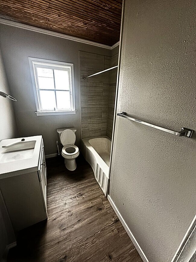 Building Photo - Charming Home