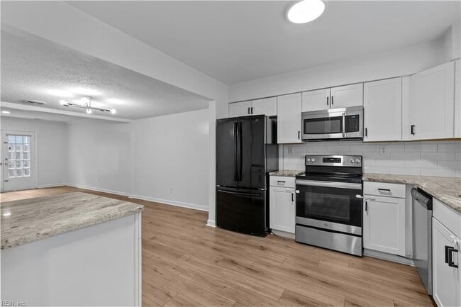Building Photo - 570 Tenbee Ln