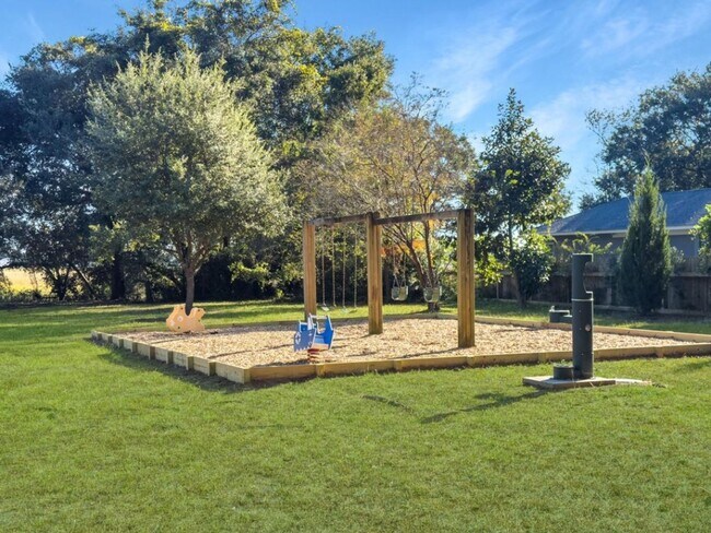 Building Photo - Coastal Convenience at Rivers Point Row!