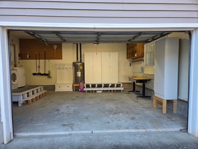 Building Photo - Beautiful 3 bedroom, 2 bath house with one car garage, located on Cummins Creek