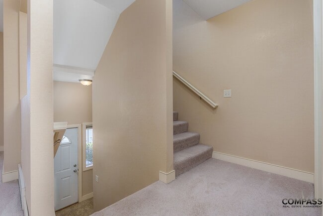 Building Photo - SPACIOUS TOWNHOME CONVENIENTLY LOCATED WITH IN-UNIT LAUNDRY