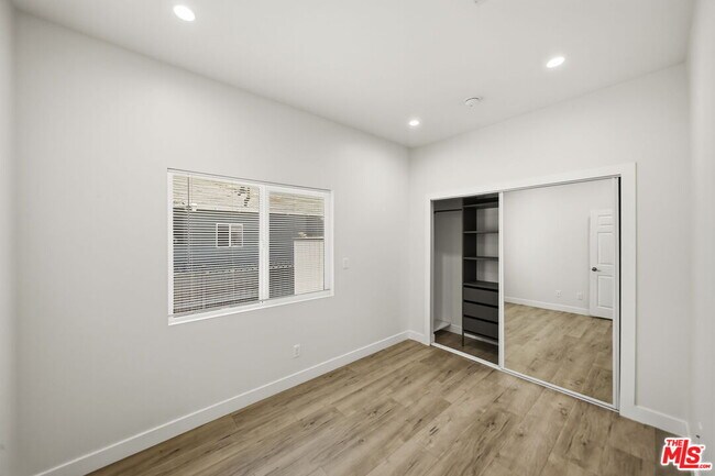Building Photo - 2910 S Budlong Ave