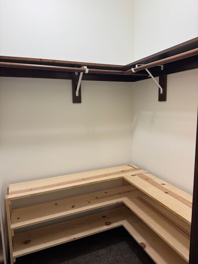 Building Photo - 5 bedroom 2.5 Bath home in Bozeman with at...