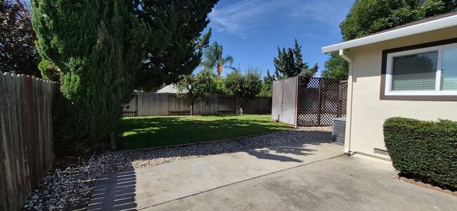 Building Photo - 1121 Swallow Ln