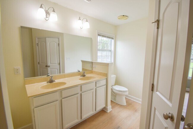 Building Photo - 3 Bedroom 2 Bathroom with Garage