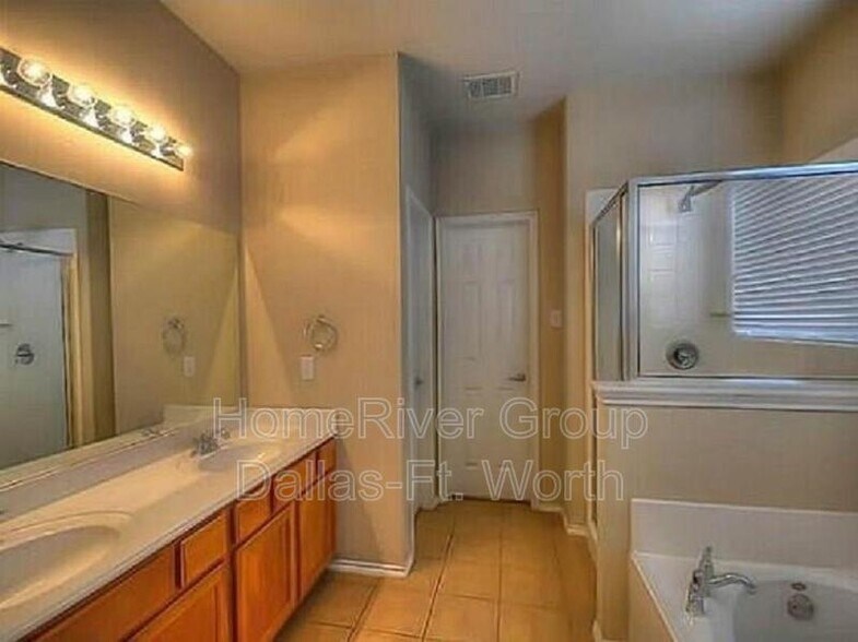 Building Photo - 9840 Old Field Dr