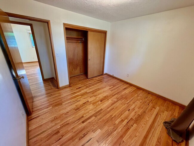 Building Photo - Spacious, Remodeled 5bd/3bath Cherry Park Home with Large Fenced Garden and Finished Basement