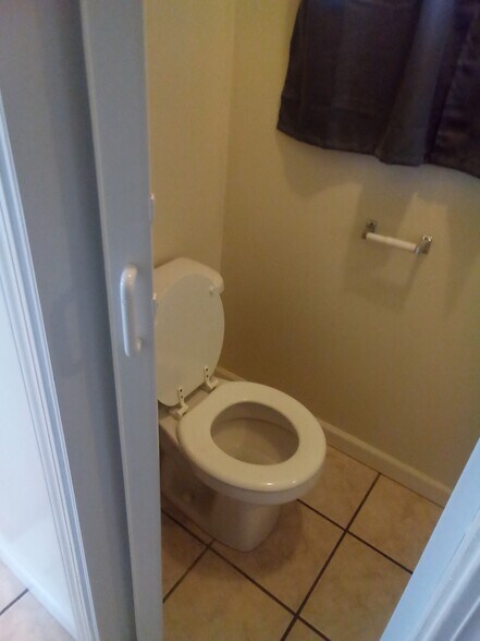 Building Photo - 914 Front St