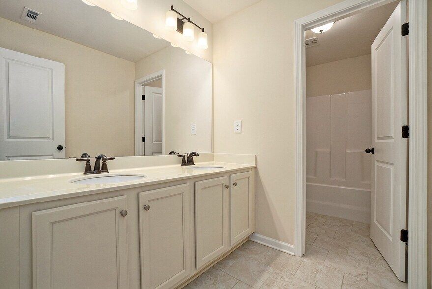 Building Photo - 3810 Brookhollow Dr