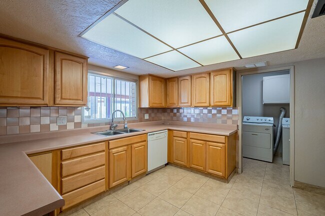 Building Photo - Move in Ready! 3 Bedrooms, 3 Bathrooms & P...