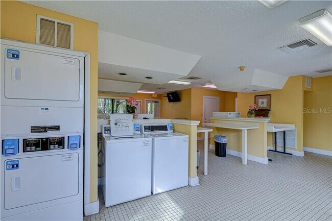 Building Photo - Charming 1BD/1BTH Ground Level Condo in St...