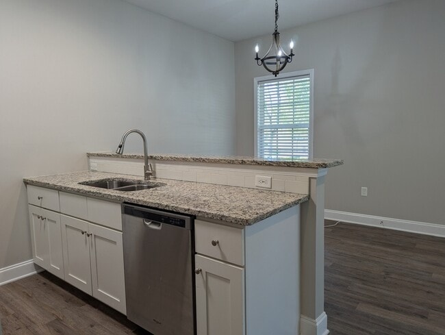 Building Photo - 555 Park Cir