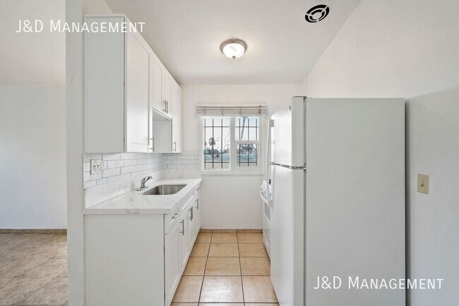 Building Photo - 824 47th St