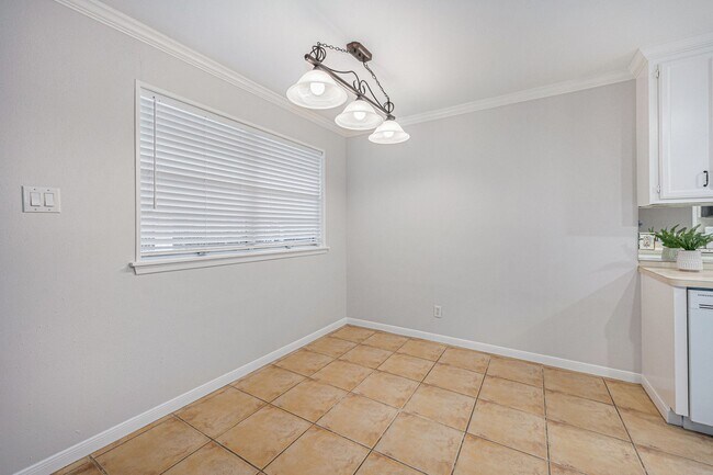 Building Photo - 5511 Loch Lomond Dr
