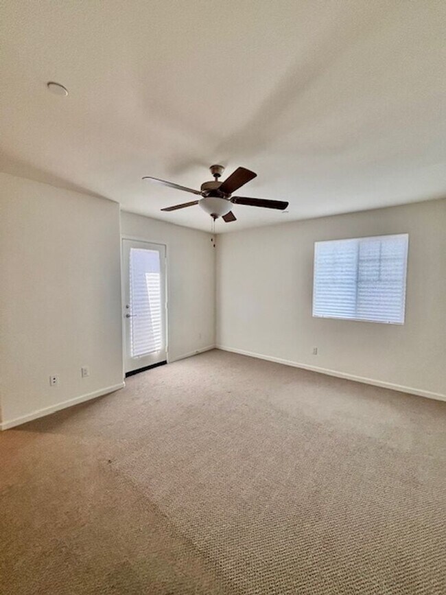 Building Photo - Welcome home to this beautiful Murrieta Town Home!