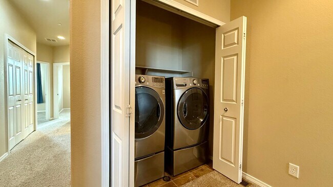 Building Photo - Modern Townhome with Mountain Views in Claremont Ranch