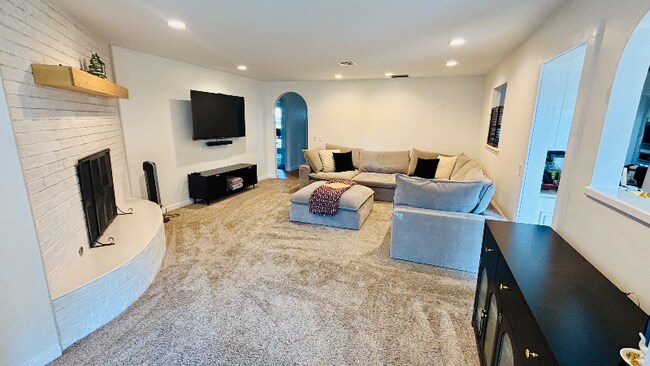 Building Photo - 8705 Lakeaire Dr