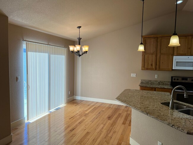 Building Photo - Life just got better! 4 bedroom, 3 bathroo...