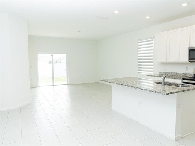 Building Photo - 445 Silver Palm Dr