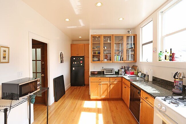 Building Photo - 1120 Shrader St