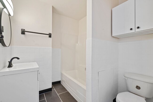 Building Photo - Newly renovated 2 Bed, 1 Bath w/ Bonus Room, Central AC, Laundry - Available October 1st!