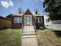 Building Photo - 666 Greenbay Ave