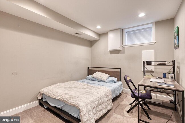 Building Photo - 800 S Curley St