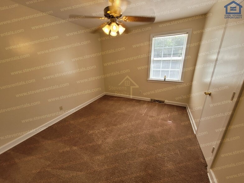 Building Photo - 205 E 13th St