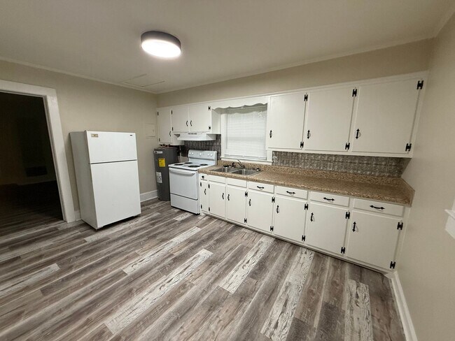 Building Photo - One bedroom, 1 bath duplex in Gibsonville