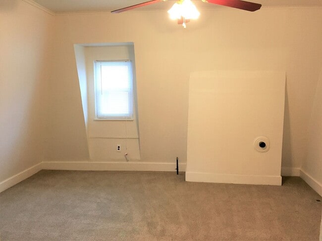 Building Photo - Mt. Washington house, 3 bedroom 2 1/2 bath house with great kitchen, yard, laundry June 1st