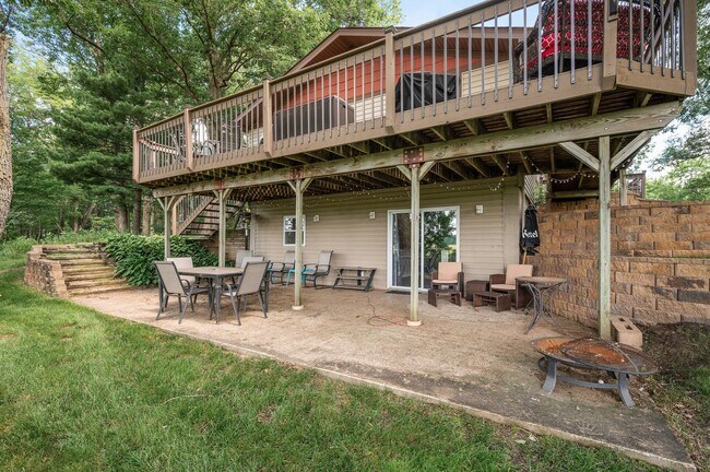 Building Photo - Stunning Rambler on Acreage with Lake Shor...