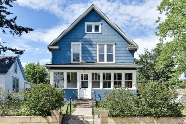 Building Photo - Renovated 3 Bedroom 2 bathroom house. Superb Master suite.