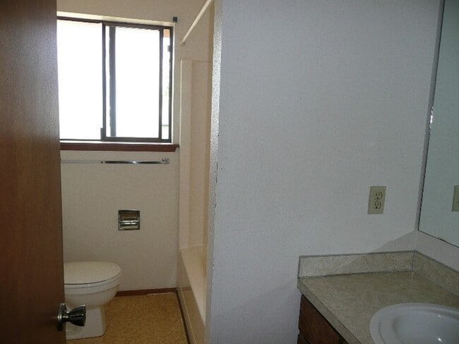 Building Photo - 2 Bedroom 1 1/2 Bath Townhouse Near Bethel...