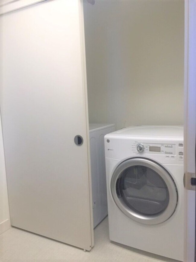 Building Photo - Symphony Honolulu! Luxurious 3 bedroom 2 bathroom in Kakaako with 2 assigned parking stall