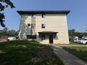 Building Photo - 527 8th Ave S