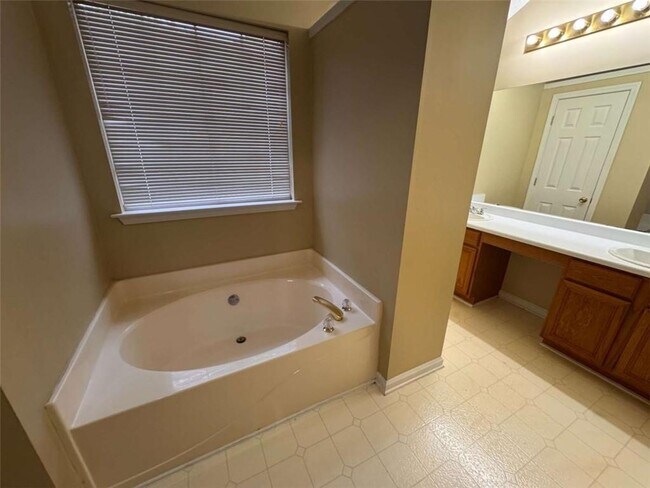 Building Photo - 1060 Litchfield Way SW