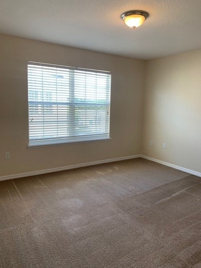 Building Photo - 3-story, 3/3.5, updated, townhome in the h...