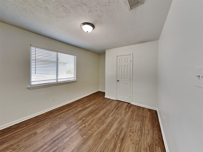 Building Photo - 16410 Tudor Point Ct