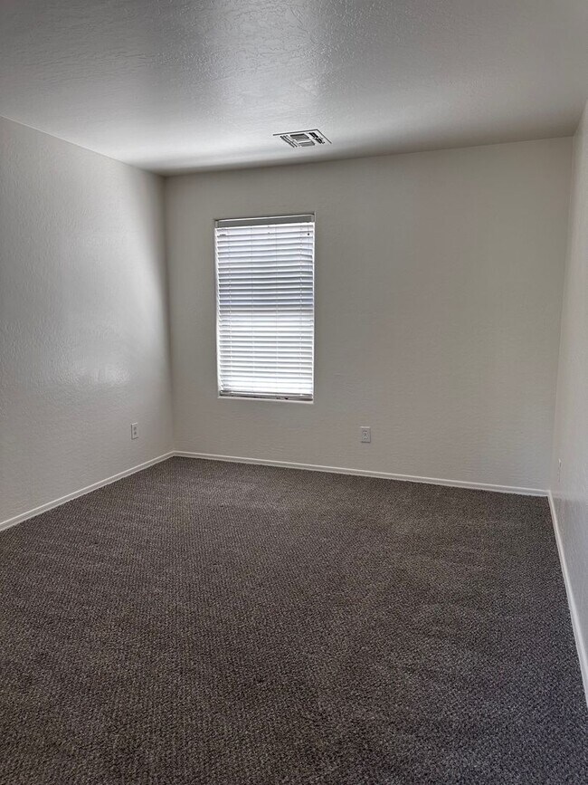 Building Photo - 3 bedroom home in a gated community