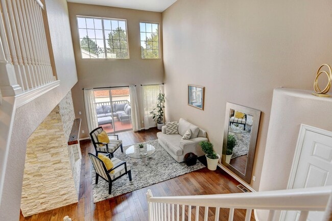 Building Photo - Beautiful luxury townhome style condominiu...
